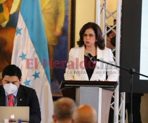 Rixi Moncada mientras detallaba la primera parte del informe.