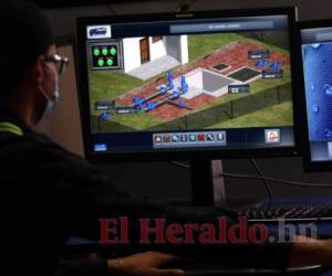 El ingeniero Colindres, de la UMAPS, muestra a EL HERALDO como funcionaría el sistema de telecontrol para verificar la calidad del envío de agua. Foto: Alex Pérez/El Heraldo