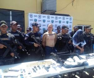 Durante el operativo también se decomiso varios tipos de armas y drogas que estaban en posesión de los hondureños.