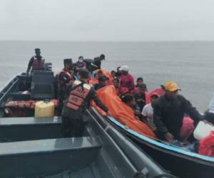 Luego de haber sido rescatados y trasladados hasta tierra firme, los pasajeros de la embarcación recibieron la atención médica oportuna.
