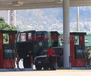 Varias gasolineras fueron abarrotadas este lunes por conductores queriendo abastecerse. Foto: Alex Pérez/El Heraldo.