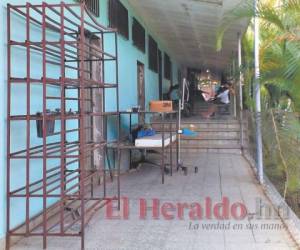 La mayor parte del edificio del Hospital Roberto Suazo Córdova se encuentra en mal estado. Foto: El Heraldo