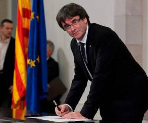 Los sectores más duros del independentismo hicieron saber su descontento con la suspensión de la declaración de independencia y volvieron a expresarlo este lunes sobre la carta de Puigdemont. Foto: AFP