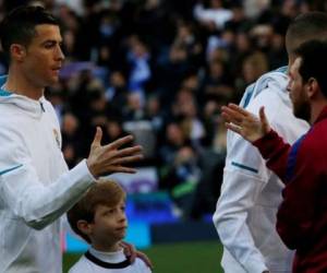 Cristiano Ronaldo saludando a Leo Messi en uno de sus tantos enfrentamientos. (AFP)