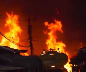 Incendio consumió puesto de cohetes en San Pedro Sula.