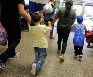 Algunos inmigrantes temen que sus parejas sin documentos legales sean deportadas. Foto: AP