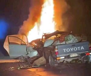 Dos vehículos quedaron envueltos en llamas tras una violenta colisión registrada en El Tizatillo, salida al sur de Tegucigalpa.