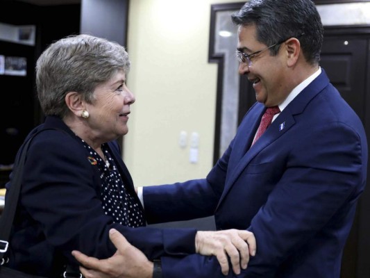 El presidente hondureño Juan Orlando Hernández se abraza con Alicia Bárcena, Secretaria Ejecutiva de la Comisión Económica para América Latina y el Caribe (CEPAL) de las Naciones Unidas, durante una reunión de trabajo en la Casa Presidencial en Tegucigalpa. Foto: Agencia AFP.