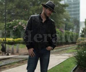 Chia Casanova, cantante hondureño que conquista México con sus canciones. Cada día más la gente conoce de su música.