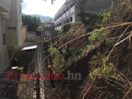Obreros que construyen millonario edificio de ASJ siguen cavando a la orilla del muro de las viviendas, poniendo en riesgo esas edificaciones.
