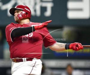 El mexicano Japhet Amador de los Rakuten Eagles batea un jonrón ante los SoftBank Hawks en una juego de la liga japonesa. Foto: AP