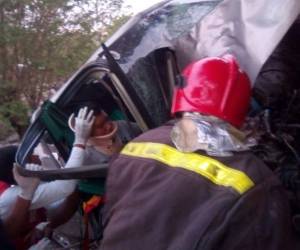 Tras el accidente el joven Roberto Carlos paredes Bonilla quedó atrapado en el amasijo de hierro, pero finalmente fue liberado por los socorristas.