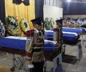 El ambiente dentro de las instalaciones de la Dirección Policial Anti Maras y Pandillas Contra el Crimen Organizado (Dipampco) en Tegucigalpa está marcado por el silencio, el llanto y las despedidas frente a los ataúdes de los cinco agentes abatidos en la masacre registrada en Corinto, Omoa, Cortés.
