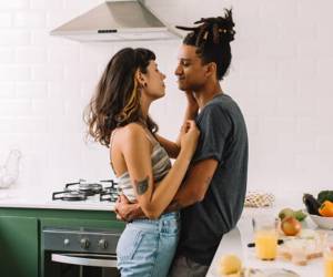 Aferrarse siempre a la realidad es una de las claves para que la relación sea duradera, según expertos.