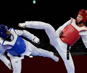 Keyla Ávila trató de competir ante la defensora del oro olímpico en taekwondo. Foto: AFP