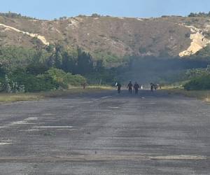 Los simpatizantes del Partido Nacional mantienen tomada la pista aérea, con el fin de evitar las elecciones.