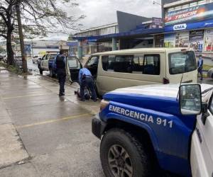 Los miembros de la Policía Nacional le brindaron los primeros auxilios. Foto: RedInformativa/Twitter.