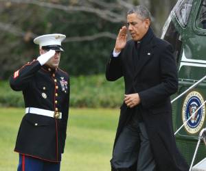 TOPSHOTSUS President Barack Obama steps off Marine One on the South Lawn upon return to the White House on December 27, 2012 in Washington, DC. Obama returned to Washington under pressure to forge a year-end deal with Republicans to avoid the tax hikes and spending cuts of the 'fiscal cliff.' TOPSHOTS/AFP PHOTO/Mandel NGAN