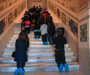 Durante dos meses, a partir del jueves, la 'scala santa' (escalera santa), estará abierta al público, antes de ser cubierta nuevamente. (Foto: AFP)