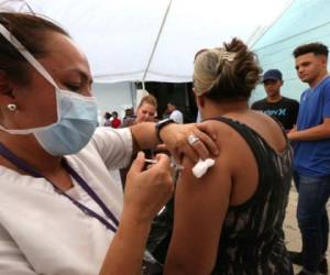 Este lunes se distribuirá 400 mil vacunas que llegaron, entre las que van incluidas las 100 mil extras-, en las regiones metropolitanas de Tegucigalpa y San Pedro, que es donde están aglomerada la mayor cantidad de habitantes del país, agregó.