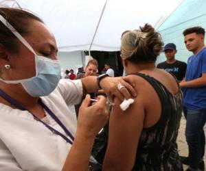 Este lunes se distribuirá 400 mil vacunas que llegaron, entre las que van incluidas las 100 mil extras-, en las regiones metropolitanas de Tegucigalpa y San Pedro, que es donde están aglomerada la mayor cantidad de habitantes del país, agregó.