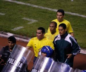 El árbitro mexicano Marco Rodríguez es escoltado por la policías tras el Honduras 4-0 Costa Rica en San Pedro Sula en 2009.