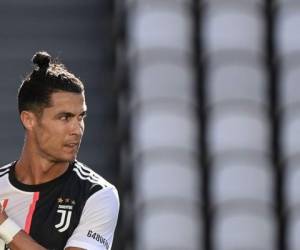 El delantero portugués de la Juventus, Cristiano Ronaldo, observa durante el partido de fútbol de la Serie A italiana, Juventus vs Torino, jugado a puerta cerrada el 4 de julio de 2020.