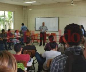 Momento en el que el rector se reúne con jóvenes del Centro Universitario del Litoral Pacífico. Foto: EL HERALDO