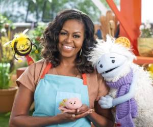 En esta imagen difundida por Netflix, la ex primera dama estadounidense Michelle Obama con Busy, un títere de abeja, a la izquierda, Mochi, un títere rosado, y Waffles, un títere peludo con orejas de waffle, en el set de la serie de cocina para niños 'Waffles + Mochi'. Obama estrenará el nuevo programa en Netflix el 16 de marzo. Foto: AP