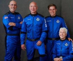 De izquierda a derecha: Mark Bezos, hermano de Jeff Bezos; Jeff Bezos, fundador de Amazon y la empresa de turismo espacial Blue Origin; el holandés Oliver Daemen, y la pionera de la aviación Wally Funk. FOTO: AP