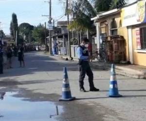 Los asaltantes también dispararon sus armas e hirieron al dueño del establecimiento.