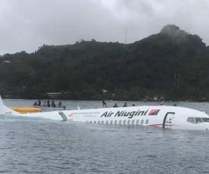 'Air Niugini puede confirmar que todas las personas a bordo pudieron ser evacuadas de forma segura', agregó la compañía. Foto: AFP