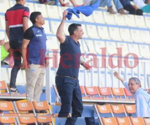 Diego Vásquez ondea una camiseta del Motagua en el sector de silla del estadio Nacional.