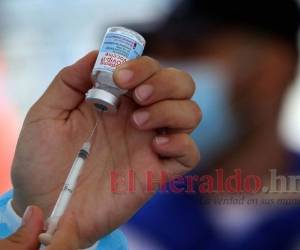 Actualmente se está inoculando a personas de 23 años en adelante con o sin enfermedades de base en los 10 centros de vacunación habilitados en el municipio del Distrito Central. Foto: Alex Pérez | EL HERALDO