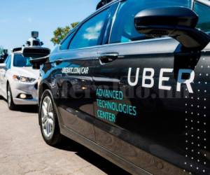 Según Uber, 'el vehículo estaba en modo de autónomo con un operador detrás del volante en el momento del choque'. Golpeó a 'una mujer que cruzaba fuera del paso peatonal'. Foto AFP