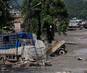 Los equipos detectaron un lago formado por el represamiento natural del agua cerca del paso fronterizo con Nepal.