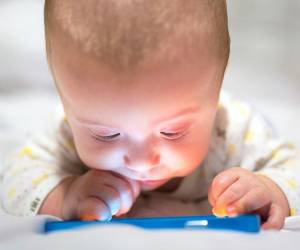 Pese a toda la información que hay sobre los riesgos del uso de pantallas en la infancia, los padres aún parecen no tomar consciencia del impacto que esto tiene en el desarrollo neurológico de sus hijos.