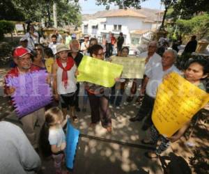 Decenas de vecinos del barrio La Leona de la capital de Honduras durante la protesta (Fotos: David Romero / EL HERALDO Honduras)