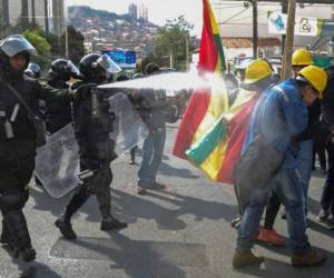 Dos personas han muerto en 14 días de protestas en distintas partes de Bolivia entre opositores y simpatizantes de Evo Morales. Foto AFP