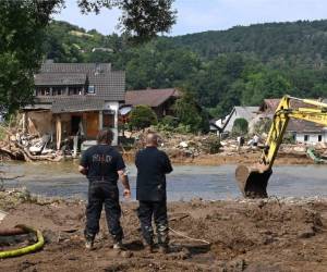 Los trabajadores observan un área destruida en Insul cerca de Bad Neuenahr-Ahrweiler, en el oeste de Alemania, el 17 de julio de 2021. Foto AFP