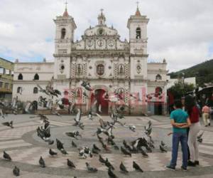 La iglesia Los Dolores es uno de los primeros inmuebles religiosos construidos de manera aislada. Se encuentra a la par del mercado Los Dolores y la plaza lleva su nombre. Fotos: Efraín Salgado/EL HERALDO