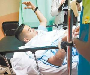 El oficial inspector Santos Mauricio Baquedano fue llevado herido a un centro asistencial. Está fuera de peligro. Foto: EL HERALDO