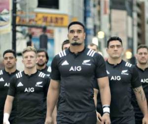 Este es el momento en el que los All Blacks aparecen en acción en las calles de Tokio.