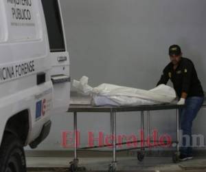 Un empleado de la morgue del Ministerio Público ingresa el cuerpo a Medicina Forense para que le fuera practicada la autopsia legal.