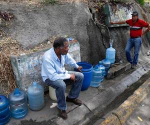 Los venezolanos sufren este miércoles la falta de agua y alimentos tras el peor apagón de la historia del país, que deja pérdidas millonarias en una economía en ruinas. Foto: AP
