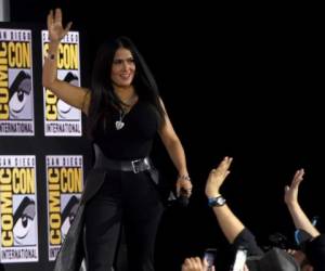 Salma Hayek saluda a los fans al subir al escenario para la conferencia de Marvel Studios en la Comic-Con, el sábado 20 de julio del 2019 en San Diego.
