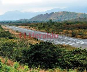 El aeródromo de El Aguacate, Olancho, oriente de Honduras, fue inaugurado para promover el turismo en la Ciudad Blanca, pero ante la falta de turistas el lugar se fue deteriorando. Fotos: EL HERALDO.