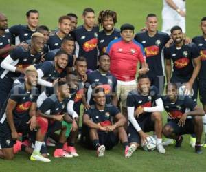 Entre risas bromas y abrazos, los jugadores realizaron un acto especial con 'Manos de Piedra', a quien le hicieron entrega de una camisa roja de la Selección de Panamá y después se tomaron una foto general en grupo. Foto: Juan Salgado / Grupo OPSA.