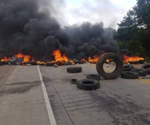 Algunas de las llantas quemadas en medio de la carretera hacia el sur. (Foto: Cortesía Hoy Mismo)