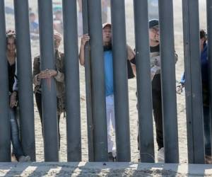 El presidente estadounidense no quita el dedo del renglón en su objetivo por la construcción del muro fronterizo. (AFP)
